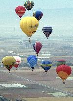 Int'l hot-air balloon festival begins in Saga